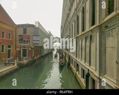 L'Italia, Venezia - 14 Ottobre 2017: la vista del canale con barche a Venezia il 14 ottobre 2017, Veneto, Italia. Foto Stock