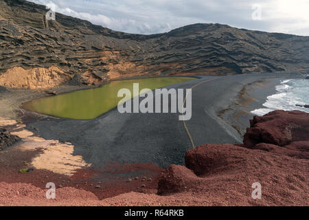Il cratere vulcanico e lago verde a El Golfo, Lanzarote, Isole canarie, Spagna Foto Stock