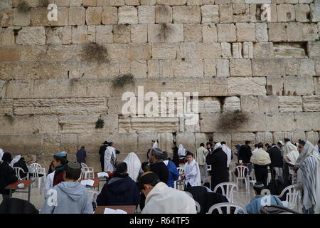 Preghiera ebraica zona presso il Muro Occidentale (il Muro del Pianto o Kotel), Gerusalemme Foto Stock