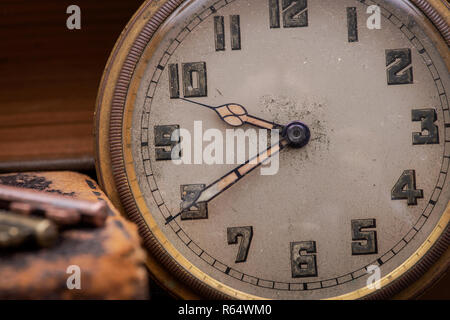 Panta Rhei concetto: antico orologio da tasca, tasti vintage e pila di libri vecchi in sughero naturale dello sfondo. Foto Stock