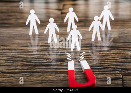 Magnete per attrarre carta tagliato Foto Stock