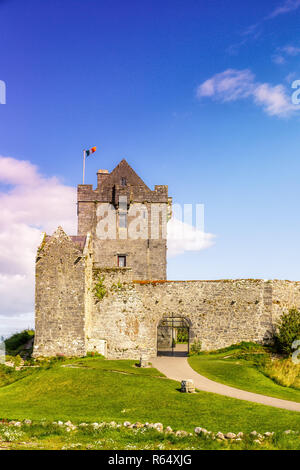 Dunguaire Castle torre di castello di castello Irlanda formato verticale medievale di viaggio Foto Stock