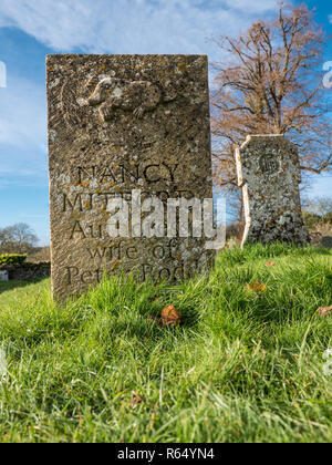 La pietra tombale di Nancy Mitford, giornalista e scrittore. Chiesa Swinbrook Oxfordshire UK. Foto Stock