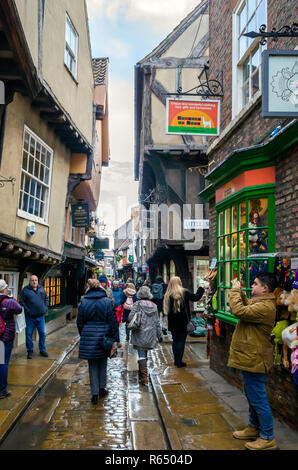 Una folla di visitatori invernali di turisti nel caos storica strada medievale nel centro della città di York Foto Stock