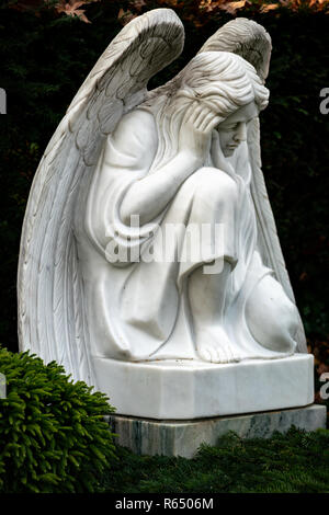 La scultura di un lutto angelo sul cimitero in Berlin Frohnau Foto Stock