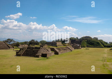 Pyramides a monte alban vicino a Oaxaca messico Foto Stock