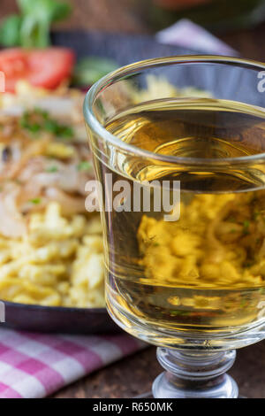 Primo piano della kaes bavarese spaetzle su legno Foto Stock