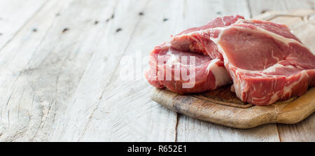 Bistecche di carne di maiale cruda Foto Stock