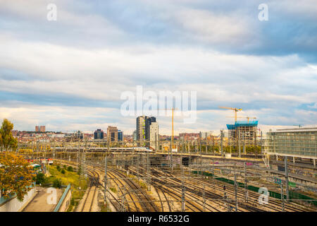 Le vie nei pressi di Puerta de la stazione ferroviaria di Atocha. Madrid, Spagna. Foto Stock