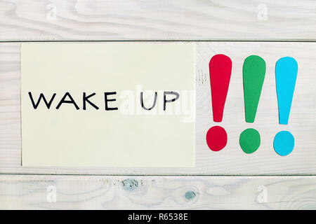 Foto di wake up testo con punti esclamativi,tempo per cambiare idea. Foto Stock