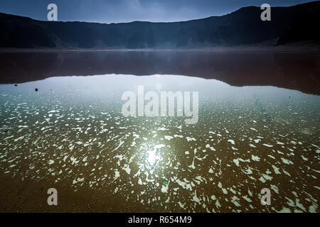 Un lago nella caldera del cratere al Wahbah Foto Stock