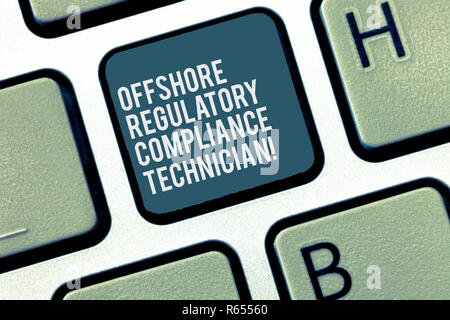 Parola di scrittura di testo Offshore di conformità alle normative tecnico. Il concetto di business per il petrolio e il gas industria ingegneria dei tasti della tastiera intenzione di creare co Foto Stock