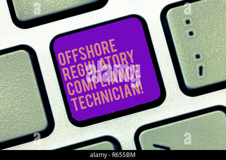 Parola di scrittura di testo Offshore di conformità alle normative tecnico. Il concetto di business per il petrolio e il gas industria ingegneria dei tasti della tastiera intenzione di creare co Foto Stock
