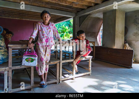 Lolei, Cambogia - Gennaio 04, 2017: i giovani studenti in aula in zone rurali Lolei village. L'insegnamento viene effettuata dai monaci del tempio locale Foto Stock