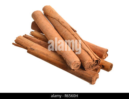 Corteccia da Cinnamomum verum o vero cannella o Cannella di Ceylon. Isolato su sfondo bianco Foto Stock