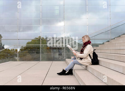 La donna legge giornale Foto Stock
