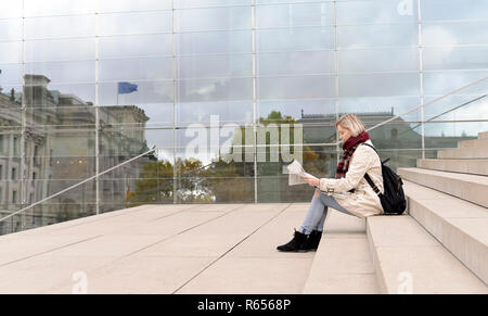 La donna legge giornale Foto Stock