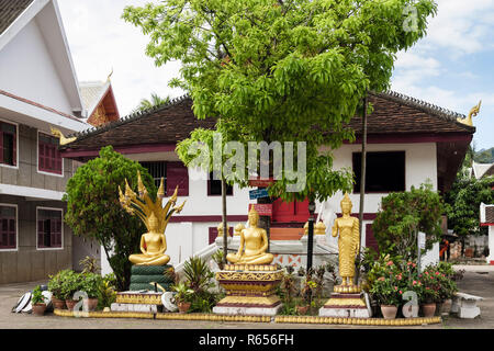 Golden statue buddiste in Wat Mai Suwannaphumaham tempio complesso. Luang Prabang, Louangphabang provincia, Laos, sud-est asiatico Foto Stock