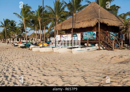 Messico Riviera Maya 27 luglio 2018. Surf shack o padiglione sportivo sulla spiaggia a Playa Del Carmen noleggiare canoe e jet sci e escursioni in vendita Foto Stock