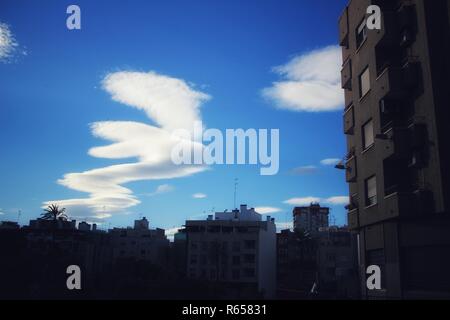 Lenticolare di nuvole sopra la città di Elche nel pomeriggio Foto Stock