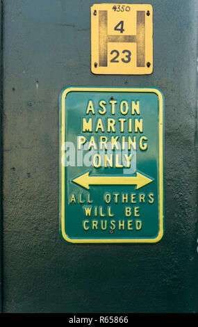 Aston Martin auto solo, tutti gli altri saranno schiacciati; segno stravagante al di fuori di una Aston Martin concessionaria, Olney, Buckinghamshire, UK Foto Stock