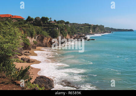 Bellissima costa tropicale con grandi scogliere in una giornata di sole Foto Stock