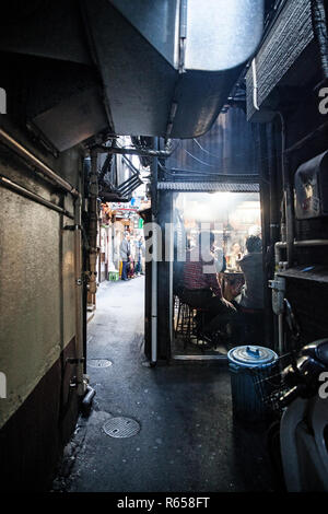 Traditionelle Gasse im Herzen von Tokio, im Stadtteil Shinjuku Foto Stock