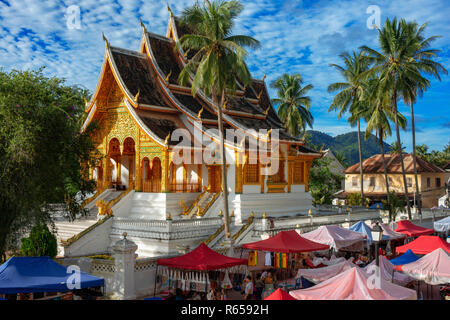 Palazzo Reale il Museo Nazionale e il negozio di souvenir mercato, Wat Ho Pha Bang. Luang Prabang nel sud-est Asiatico. Laos Foto Stock