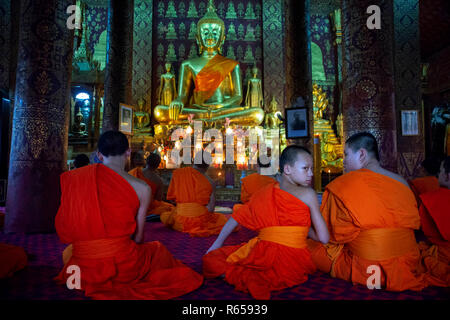 I monaci buddisti al culto in Wat Sen tempio a Luang Prabang, Laos. Wat Sene Souk Haram Wat Sen tempio buddista, Luang Prabang, Louangphabang Provincia Foto Stock