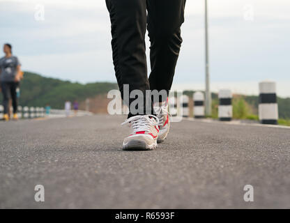 Close up girl scarpe camminando Foto Stock