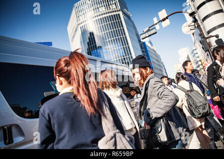 Die weltberühmte Alle-Gehen-Kreuzung von Shibuya im Zentrum von Tokio, muoiono in Spitzenzeiten von bis 15000 Menschen pro Ampelschaltung überquert wird Foto Stock