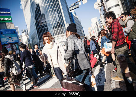 Die weltberühmte Alle-Gehen-Kreuzung von Shibuya im Zentrum von Tokio, muoiono in Spitzenzeiten von bis 15000 Menschen pro Ampelschaltung überquert wird Foto Stock