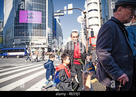 Die weltberühmte Alle-Gehen-Kreuzung von Shibuya im Zentrum von Tokio, muoiono in Spitzenzeiten von bis 15000 Menschen pro Ampelschaltung überquert wird Foto Stock