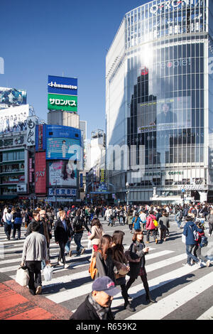 Die weltberühmte Alle-Gehen-Kreuzung von Shibuya im Zentrum von Tokio, muoiono in Spitzenzeiten von bis 15000 Menschen pro Ampelschaltung überquert wird Foto Stock