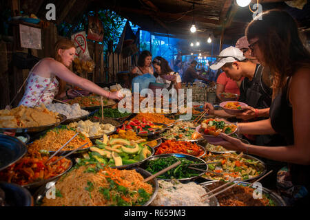 Luang Prabang City, il mercato alimentare di notte, una schiera di client da asporto Luang Prabang Provincia Laos Foto Stock