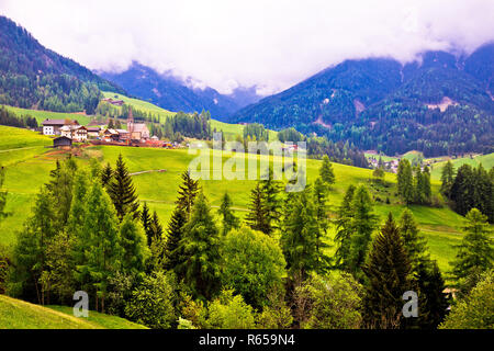 Santa Maddalena villaggio alpino in Val di Funes Foto Stock