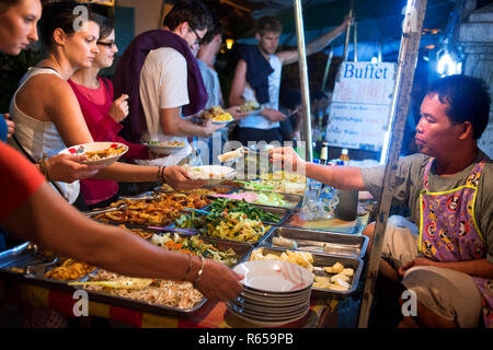 Luang Prabang City, il mercato alimentare di notte, una schiera di client da asporto Luang Prabang Provincia Laos Foto Stock