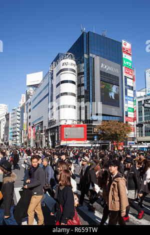 Die weltberühmte Alle-Gehen-Kreuzung von Shibuya im Zentrum von Tokio, muoiono in Spitzenzeiten von bis 15000 Menschen pro Ampelschaltung überquert wird Foto Stock