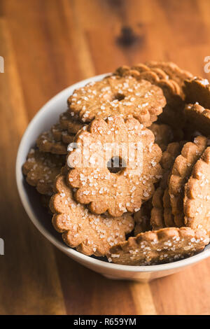 Biscotti di Natale con cristalli di zucchero in un recipiente. Foto Stock