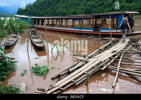 Barche sul fiume Mekong, Luang Prabang, Louangphabang Provincia, Laos Foto Stock