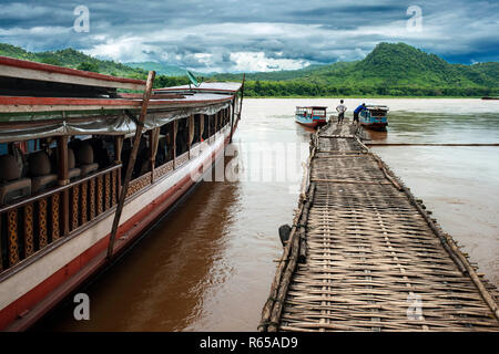 Barche sul fiume Mekong, Luang Prabang, Louangphabang Provincia, Laos Foto Stock