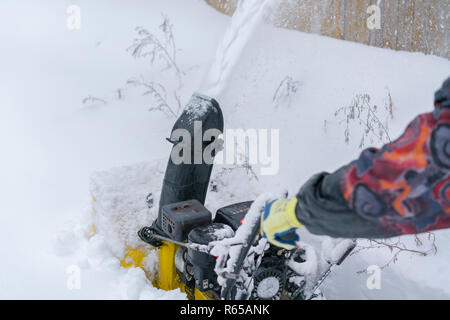 Un spazzaneve è il miglior assistente per la rimozione della neve in inverno. Spazzaneve all'aperto. Foto Stock