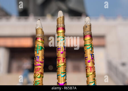 Bruciatore di incenso al tempio di Laoshan nei pressi di Qingdao Foto Stock