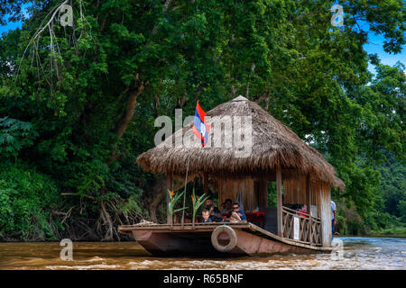 Gita in barca attraverso il fiume Mekong nel villaggio di elefante santuario & Resort, vicino a Luang Prabang, Laos Foto Stock