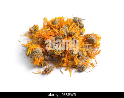 Erbe officinali essiccate materie prime isolato su bianco. Fiore calendula (Calendula officinalis). Foto Stock