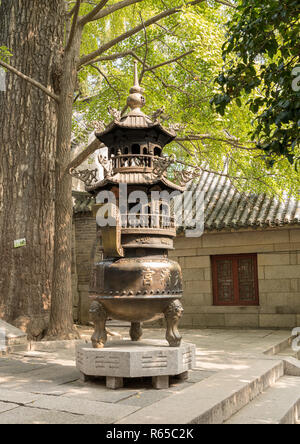 Bruciatore di incenso al tempio di Laoshan nei pressi di Qingdao Foto Stock