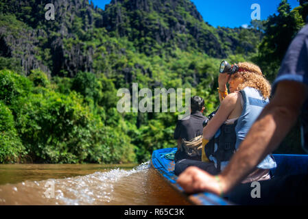 I turisti prendendo un longboat tour di splendide grotte, 7 km di grotte; Kong Lor, Laos Foto Stock