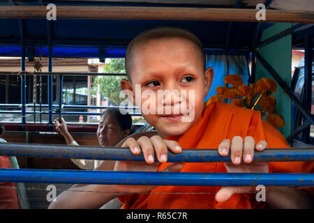 Giovani monaci viaggio attraverso Luang Prabang in un tuk tuk Laos Foto Stock