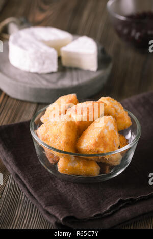 Frittelle di Brie in recipiente di vetro Foto Stock