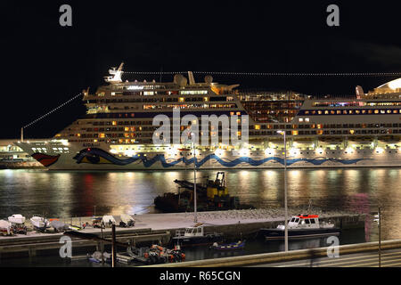 Night Shot di una nave da crociera nel porto di Funchal, l'isola di Madera Foto Stock